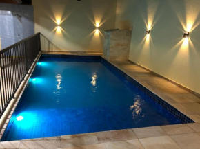 Casa ampla e arejada, com piscina e churrasqueira - 03 dormitórios